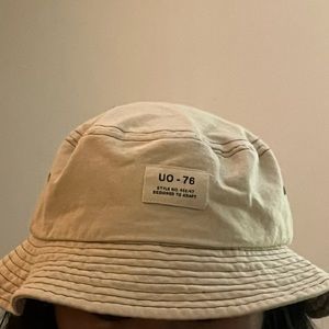 Beige bucket hat with lettering!